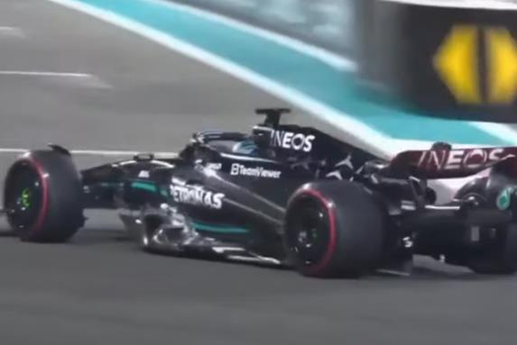 Russell signe le meilleur temps lors des essais libres 3 du GP d’Abu Dhabi avec sa Mercedes.