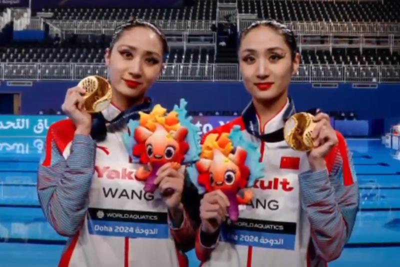 Les sœurs Wang remportent la médaille d’or dans l’épreuve libre des Championnats du monde de natation synchronisée